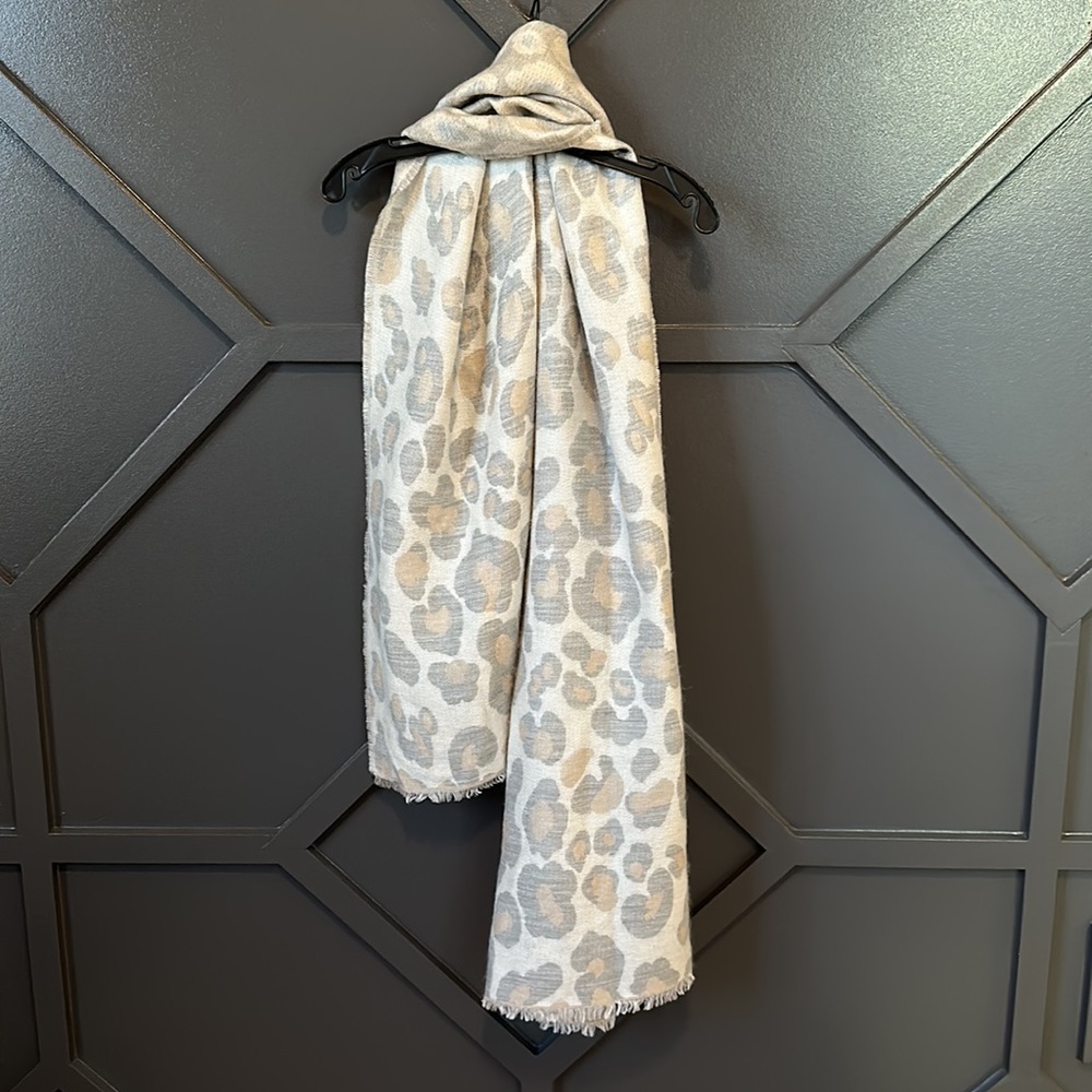 NWOT loft neutral leopard scarf light grey tan super soft